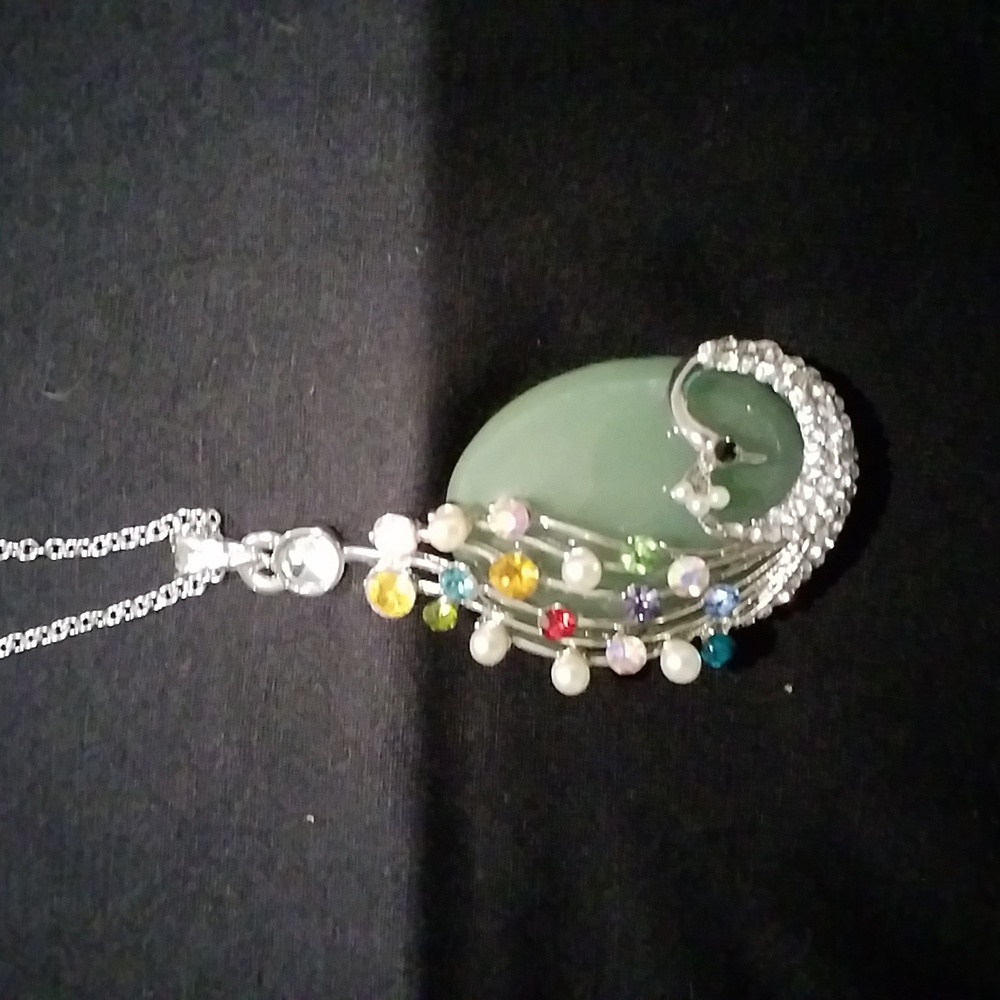 Silvertone and crystal peacock on green stone pendant. - Picture 2 of 3